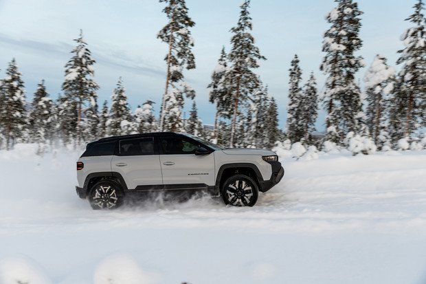 Jeep Compass 4xe testiran na snijegu u Švedskoj Jeep Compass 4xe testiran na snijegu u Švedskoj