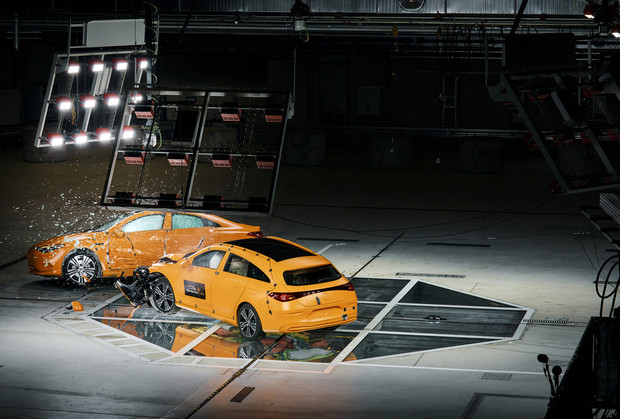 Mercedes CLA prošao bočni crash-test uživo Mercedes CLA prošao bočni crash-test uživo